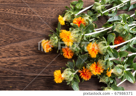 紅花花暗棕色的桌子上 紅花花暗棕色的桌子上 67986371