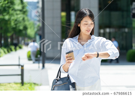 通勤的商界女強人 67986615