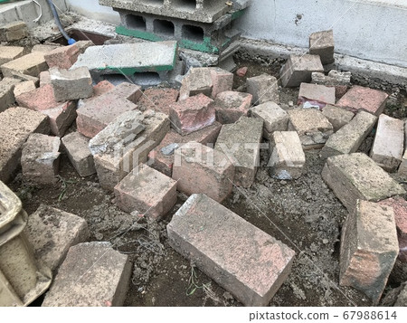 Brick that is placed in random 67988614
