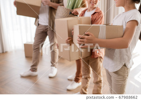 Family carrying cardboard boxes 67988662