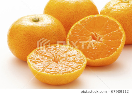 Fresh and juicy oranges Fresh and juicy oranges 67989112