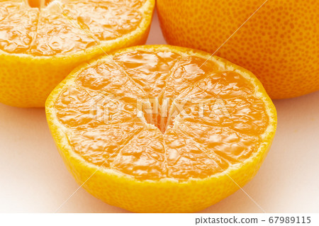 Fresh and juicy oranges 67989115