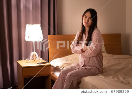Sleepless women 67989269