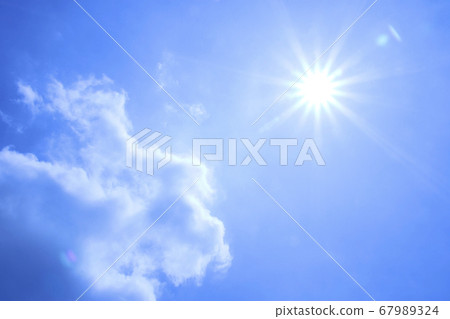 一束從太陽延伸到右邊的雲 一束從太陽延伸到右邊的雲 67989324