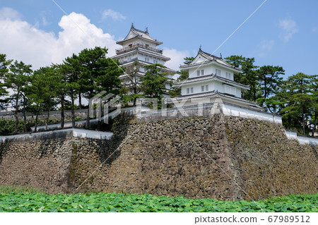 島原城堡的城堡塔和映襯在藍天下的老虎塔樓 島原城堡的城堡塔和映襯在藍天下的老虎塔樓 67989512