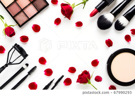 化妝品紅玫瑰和化妝品白色背景 化妝品紅玫瑰和化妝品白色背景 67990293