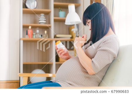 Pregnant women who take supplements worry worry copy space Pregnant women who take supplements worry worry copy space 67990683