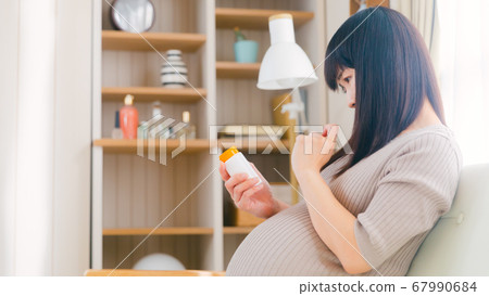 Pregnant women who take supplements worry worry copy space 16:9 Pregnant women who take supplements worry worry copy space 16:9 67990684