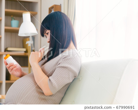 Pregnant women who take supplements worry worries copy space 4:3 Pregnant women who take supplements worry worries copy space 4:3 67990691