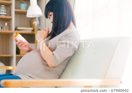Pregnant women who take supplements worry worry copy space Pregnant women who take supplements worry worry copy space 67990692