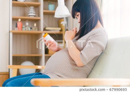 Pregnant women who take supplements worry worry copy space Pregnant women who take supplements worry worry copy space 67990693