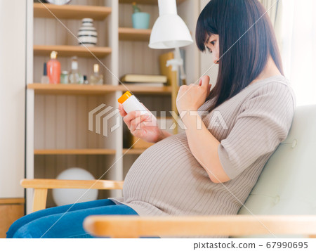 Pregnant women who take supplements worry worries copy space 4:3 Pregnant women who take supplements worry worries copy space 4:3 67990695