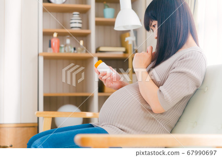 Pregnant women who take supplements worry worry copy space Pregnant women who take supplements worry worry copy space 67990697