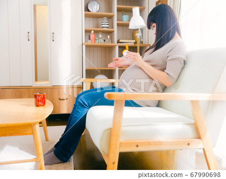 Pregnant women taking supplements Copy space 4:3 Pregnant women taking supplements Copy space 4:3 67990698