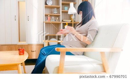 Pregnant women taking supplements copy space 16:9 Pregnant women taking supplements copy space 16:9 67990701