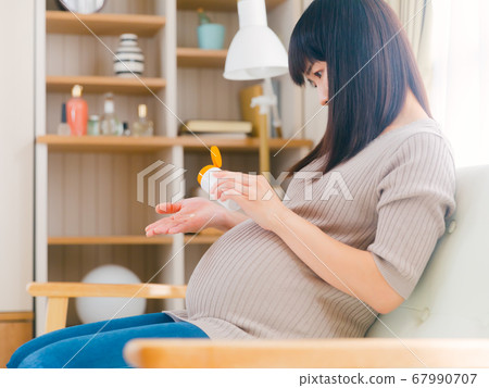 Pregnant women taking supplements Copy space 4:3 Pregnant women taking supplements Copy space 4:3 67990707