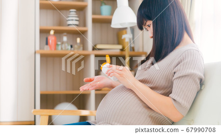 Pregnant women taking supplements copy space 16:9 Pregnant women taking supplements copy space 16:9 67990708
