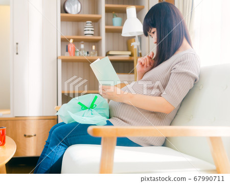 Pregnant woman message card gift thinking worried pressure gift greeting copy space 4:3 Pregnant woman message card gift thinking worried pressure gift greeting copy space 4:3 67990711
