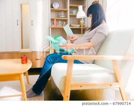 Message card present pregnant woman copy space 4:3 Message card present pregnant woman copy space 4:3 67990714