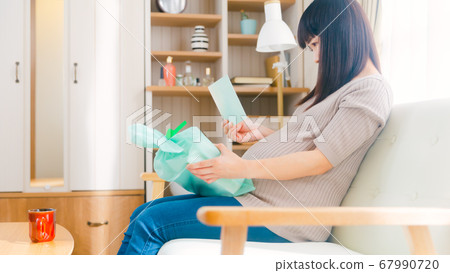 Message card gift pregnant woman copy space 16:9 67990720