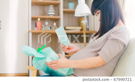 Message card gift pregnant woman copy space 16:9 67990721