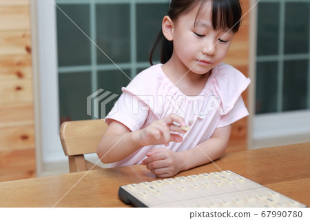 玩將棋的女孩 67990780