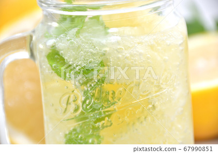 Grapefruit sour, carbonated sour 67990851