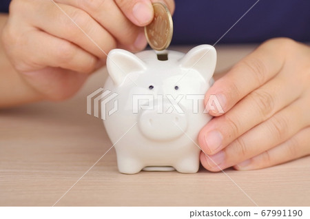 把錢放在存錢罐裡的女人 67991190