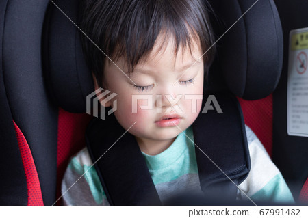 孩子睡在兒童座椅 67991482