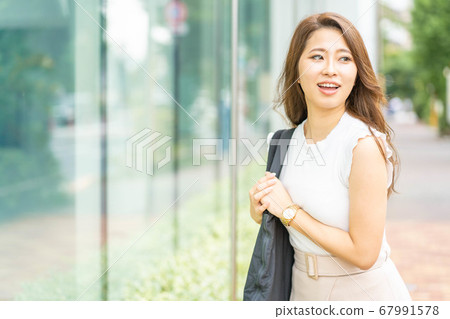 享受假期的年輕女子[夏季] 67991578