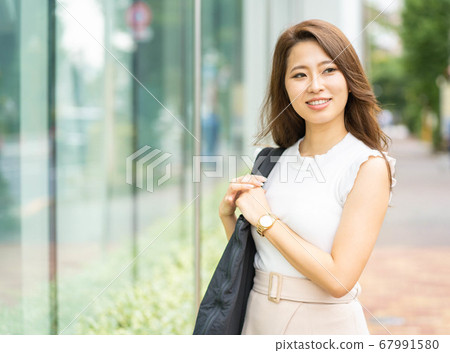 享受假期的年輕女子[夏季] 67991580