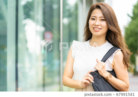 享受假期的年輕女子[夏季] 67991581
