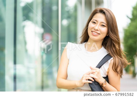享受假期的年輕女子[夏季] 67991582