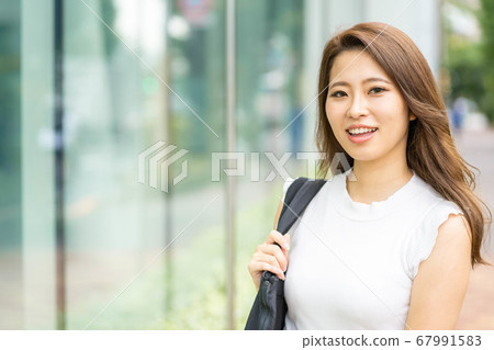 享受假期的年輕女子[夏季] 67991583