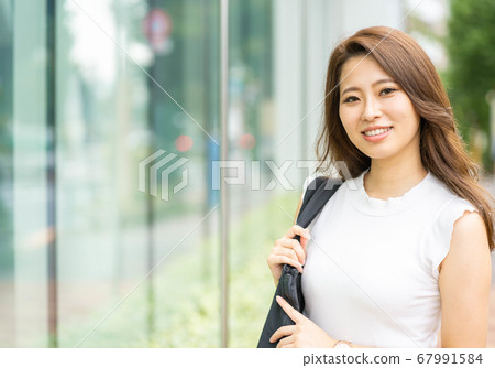 享受假期的年輕女子[夏季] 67991584