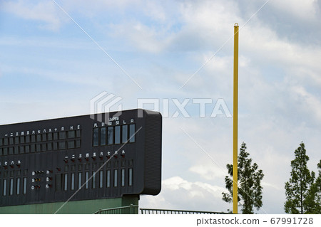 Baseball scoreboard and yellow pole 67991728