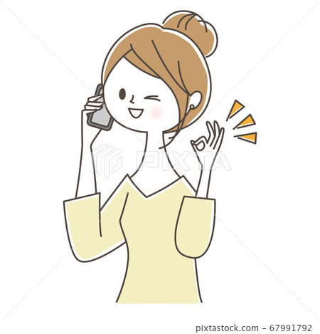 一個女人在智能手機上交談時給一個好的跡象 一個女人在智能手機上交談時給一個好的跡象 67991792