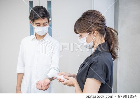 Temperature measurement with electronic thermometer 67991854