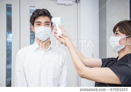 Temperature measurement with electronic thermometer 67991855