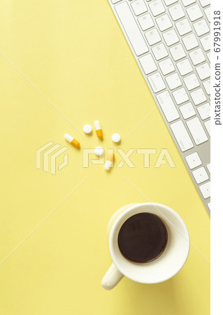 藥物攝入不足的食物。工作中的醫學 67991918