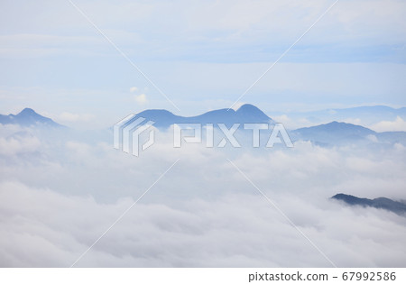您可以在山頂的雲海中看到Zentsuji Gogaku(Washi山,Nakayama山,Hiue山)。 您可以在山頂的雲海中看到Zentsuji Gogaku(Washi山,Nakayama山,Hiue山)。 67992586