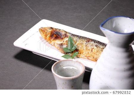烤魚和清酒 烤魚和清酒 67992832