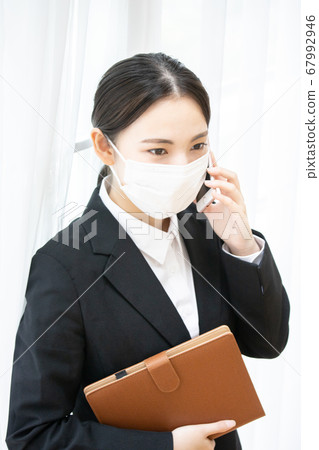 年輕女性上班族戴著面具，叫 67992946