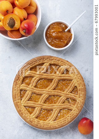 Sweet crust cake with apricots 67993001