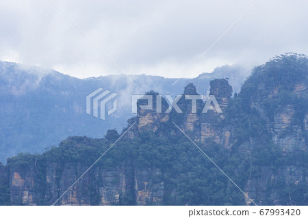 Blue Mountains 67993420