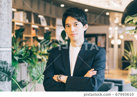 看照相機的年輕人(商人) 看照相機的年輕人(商人) 67993610