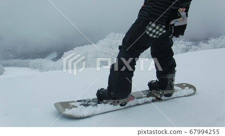 在一個白色的滑雪勝地滑雪 67994255