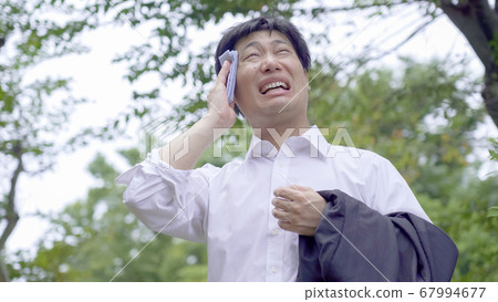 遭受熱的商人 67994677