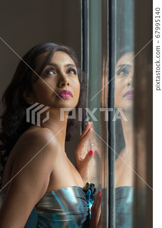 站在窗台上的年輕女子 67995140