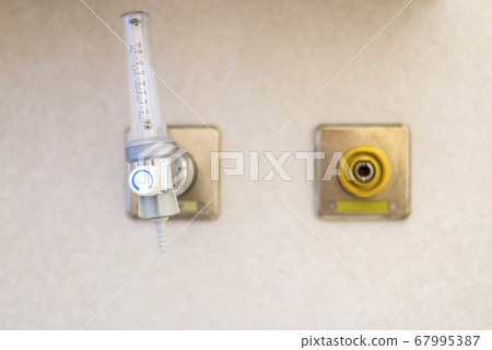 Oxygen flow meter plugged in the green outlet on 67995387